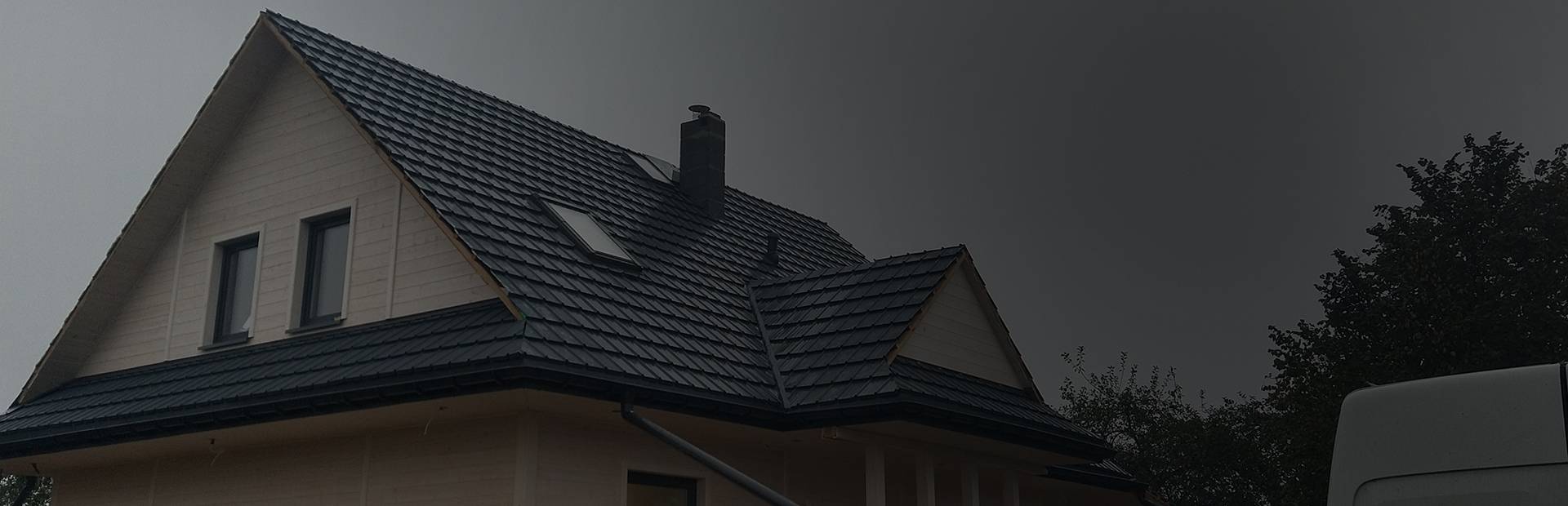Dach z czarnych płytek